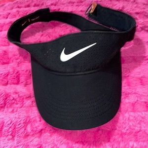NIKE Women’s visor hat 🖤🤍